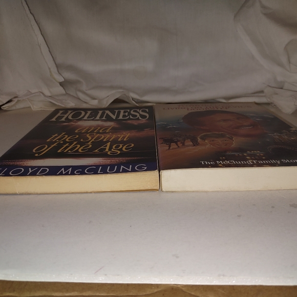 2 Floyd McClung books: Holiness, Living on the Devil's Doorstep PB GC - Picture 2 of 4